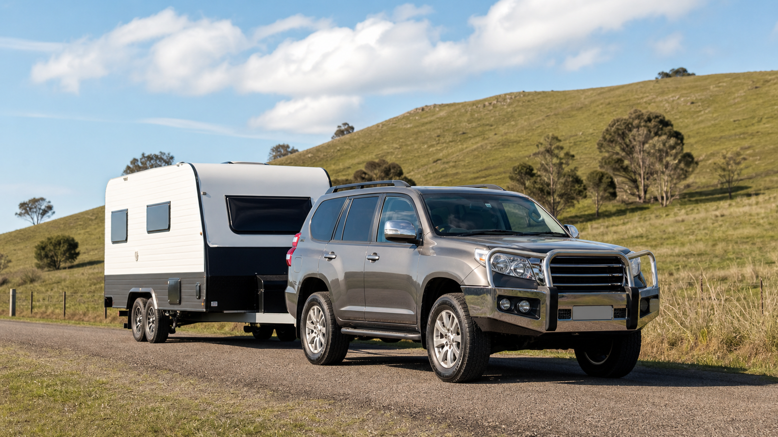 Grand 4x4 tractant une caravane sur une route de campagne