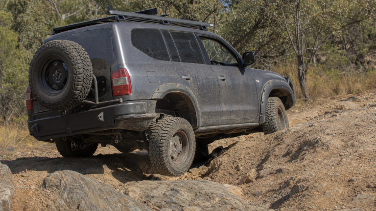 4x4 en croisement de pont sur un chemin rocheux