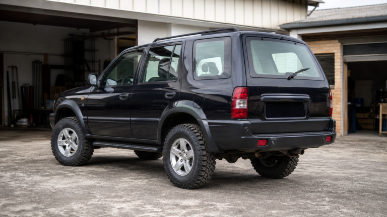 4x4 d’occasion propre garé devant un garage