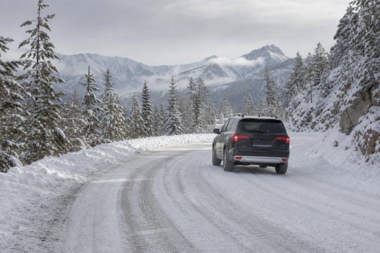 4x4 progressant sur une route de montagne enneigée