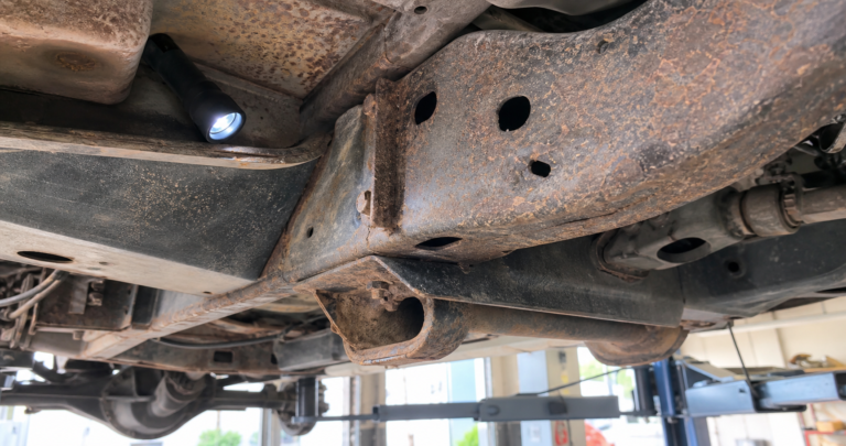 Longeron de châssis de 4x4 inspecté sur pont élévateur