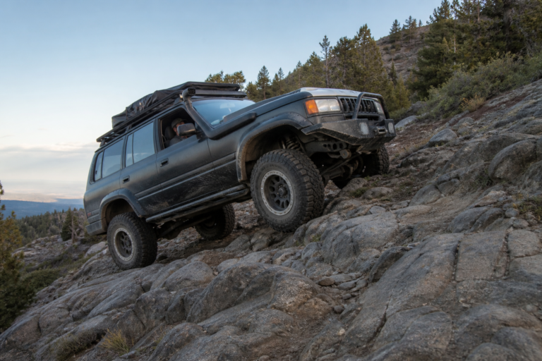 4x4 progressant lentement sur une pente rocheuse