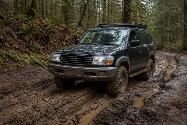 4x4 avec différentiel central verrouillé dans des ornières