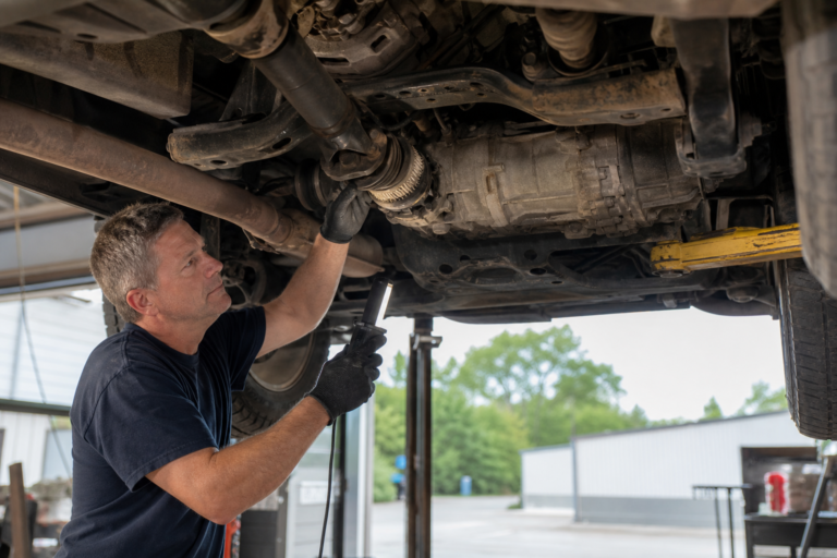 Inspection du viscocoupleur sous un SUV